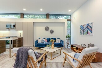 Building Photo - 3404 Saltus St