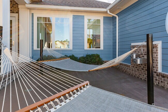 Building Photo - Crowne at 170