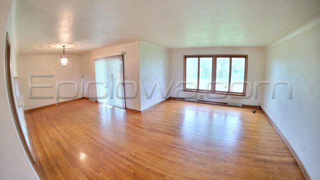 Foto del edificio - 827 Suburban St NE