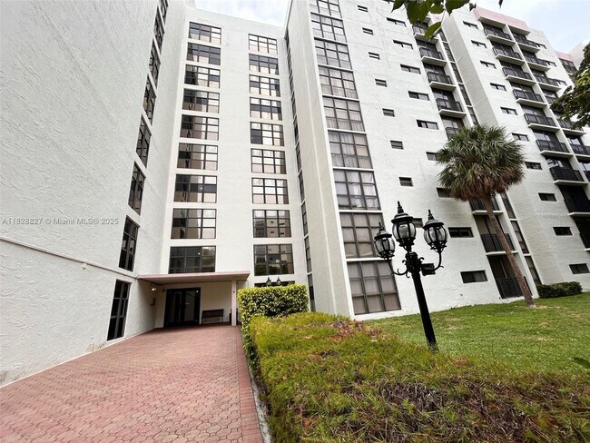 Foto del edificio - 17021 N Bay Rd
