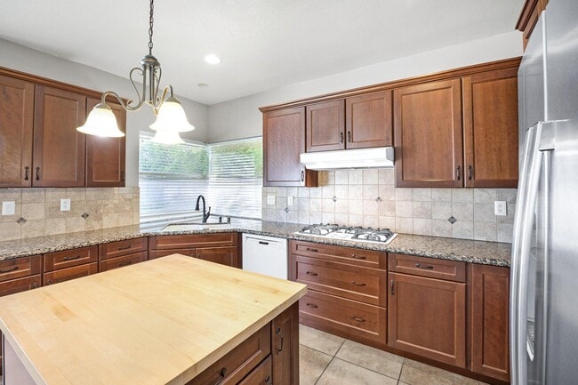 Building Photo - 40180 Eastwood Ln