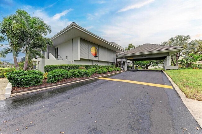 Building Photo - 221 Lookout Point Dr