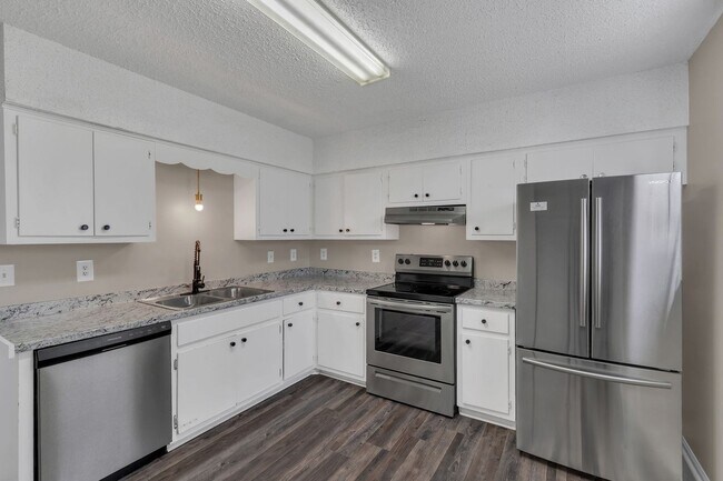 Foto del edificio - AVAILABLE NOW. 2 BD 1 1/2 BATH. CLOSE TO E...