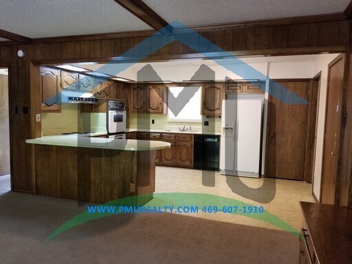 Building Photo - COMING SOON! Very Nice 3 BR, 2 BA, 2-Car G...