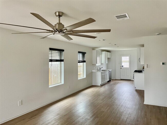 Foto del edificio - 221 Crystal Bay Ln