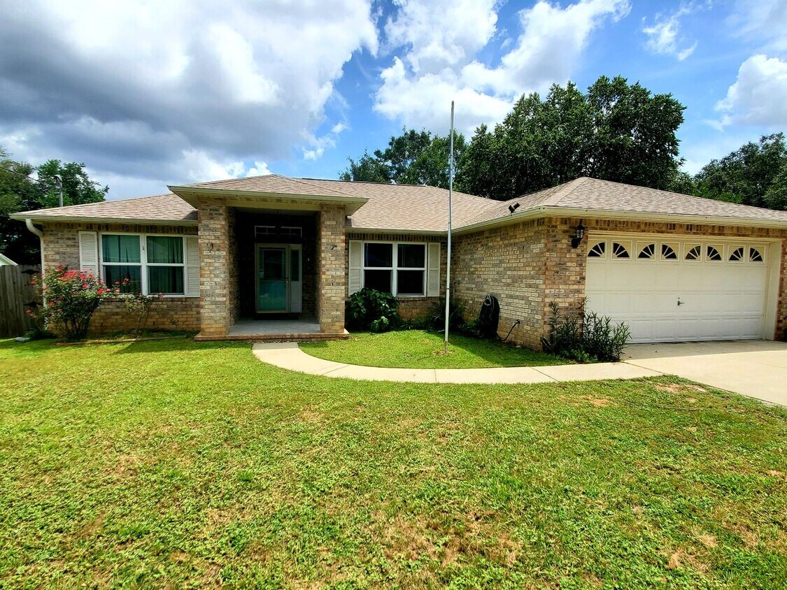 Foto principal - Well cared for 3 Bedroom, 2 Bath Home in C...