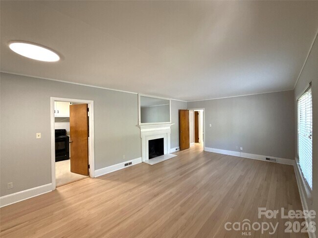 Building Photo - 932 Hickory Nut St