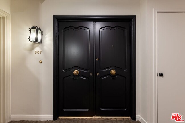 Foto del edificio - 6732 Hillpark Dr