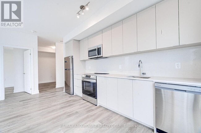 Building Photo - 2088 James St