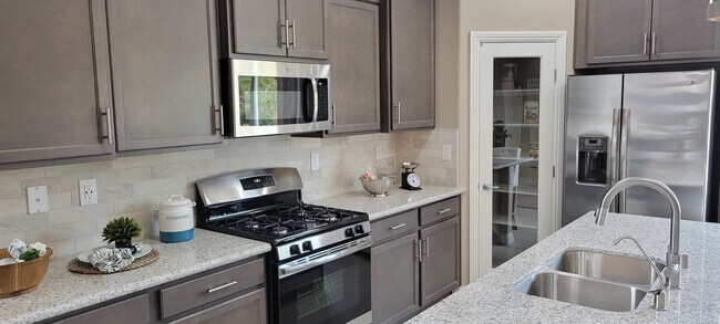 Building Photo - 5425 Desert Mirage St