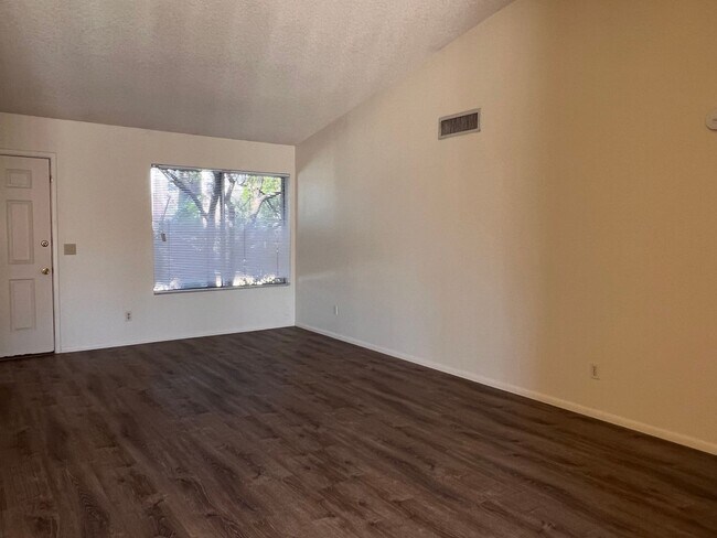 Building Photo - Low-Maintenance Living with Private Pool in Chandler