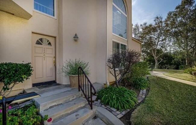 Foto del edificio - COMPLETELY REMODELED 3 Beds+2.5 Baths 2-st...