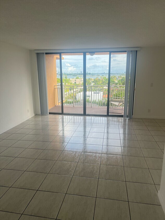 Foto principal - 2450 NE 135th St