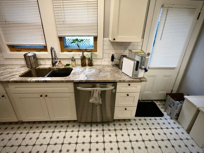 Foto del edificio - 5815-17 Holden St