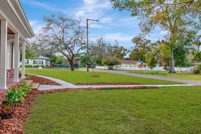 Foto del edificio - Charming 3 Br. 3 Ba. Home in Southeast Sem...