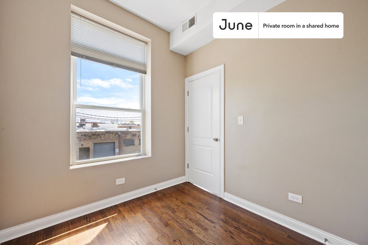Foto principal - Private bedroom in 3 bed/1 bath Home