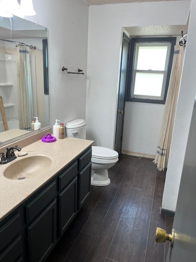 Building Photo - ~ APPLICATIONS PENDING ~ 4 Bedroom, 2 Bath...