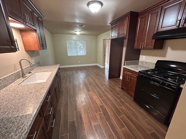 Foto del edificio - 1520 N Giddings St