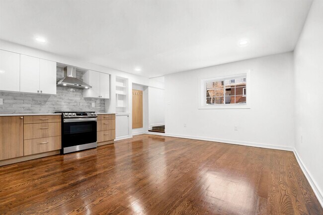 Building Photo - 419 7th St