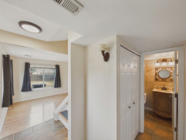 Foto del edificio - Gorgeous townhome in Thornton!