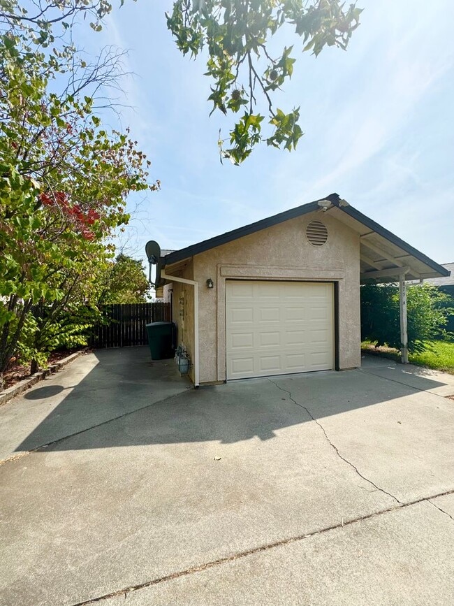 Building Photo - 875 Cally Ct