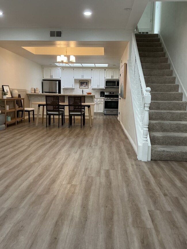 Building Photo - Los Caballeros #001