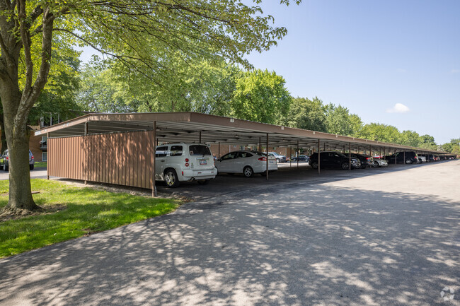 Estacionamiento cubierto - Clairemont Village Apartments and Townhomes