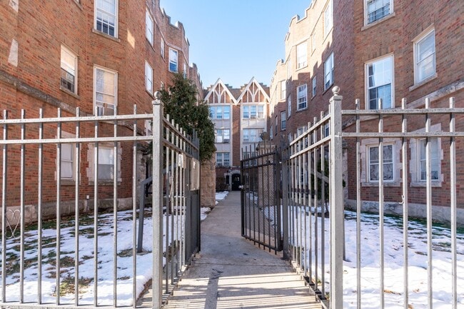 Building Photo - 7422 N Damen Ave