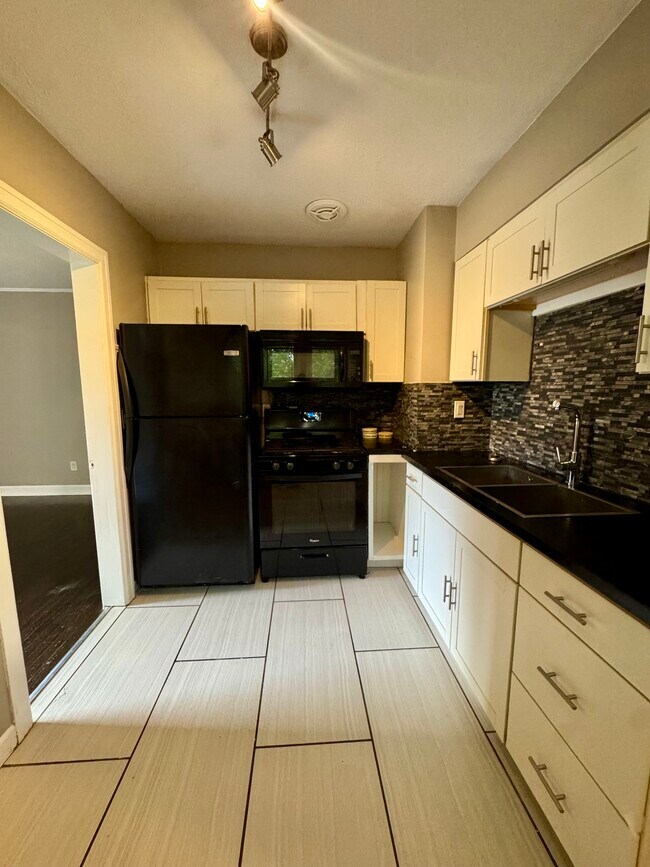 Foto del edificio - 1030 E 18th St