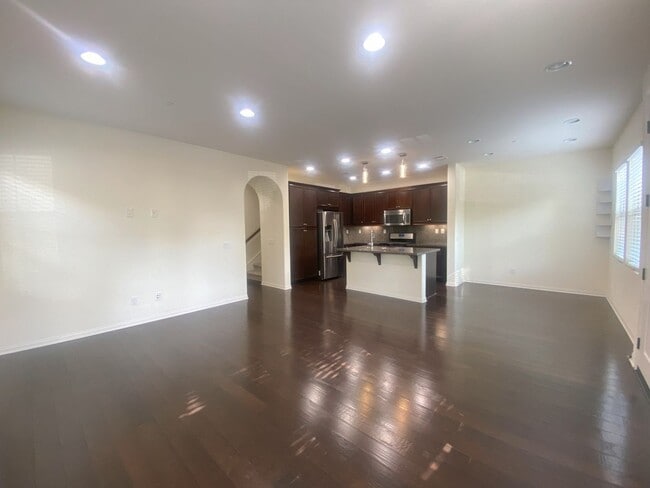 Building Photo - Move-in Ready Townhome in Parklike Community