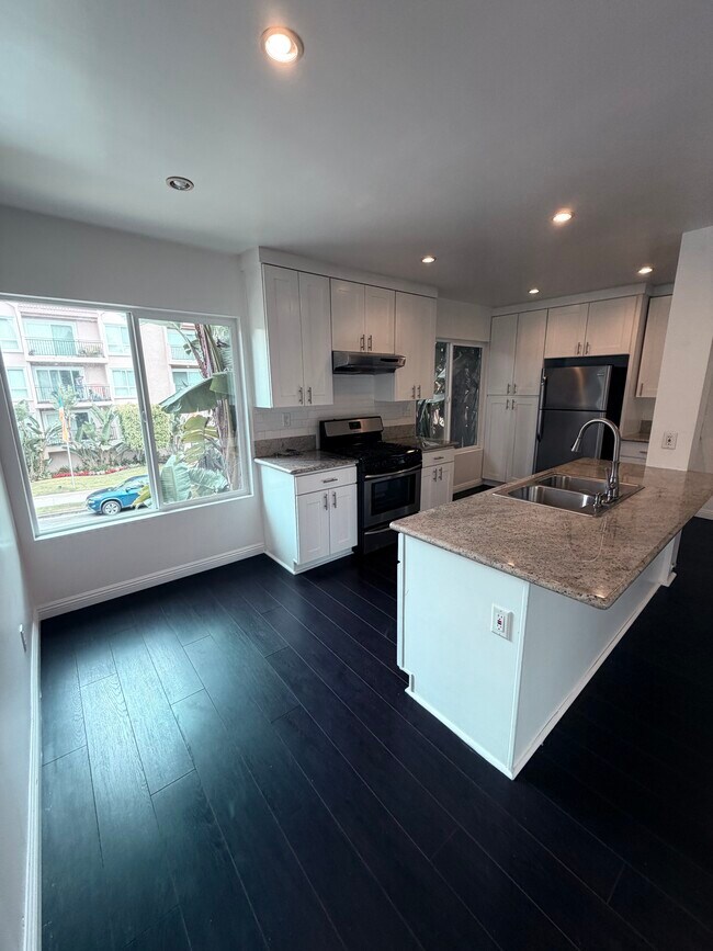 Comedor + Cocina - 123 S St Andrews Pl