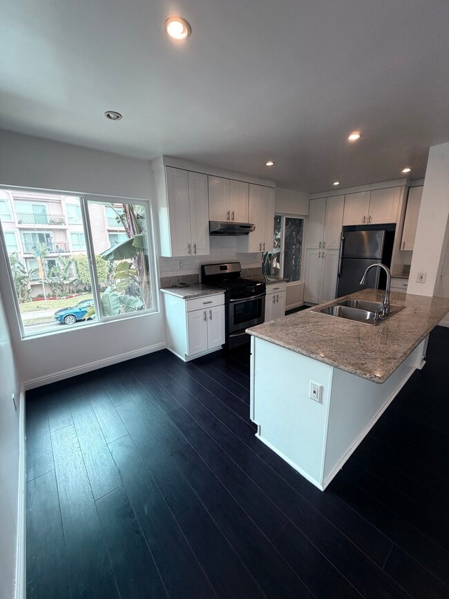Dining + Kitchen - 123 S St Andrews Pl