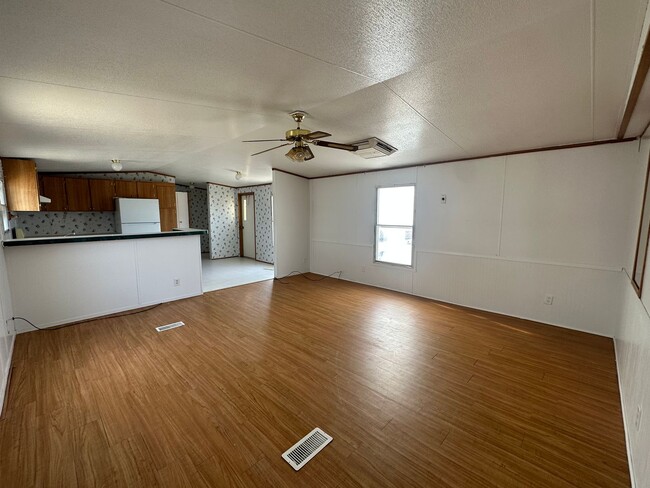 Building Photo - 3 Bedroom 2 Bathroom trailer available to ...