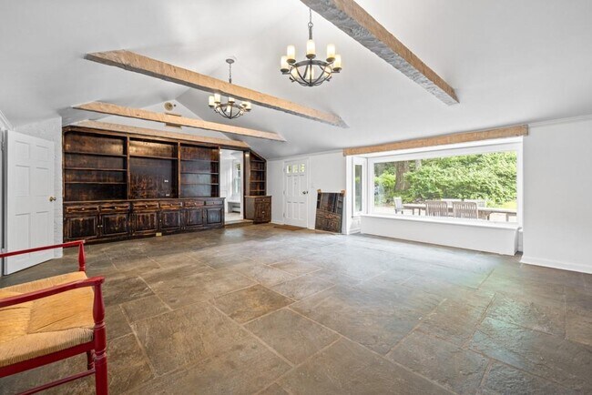 Foto del edificio - 62 Pound Ridge Rd