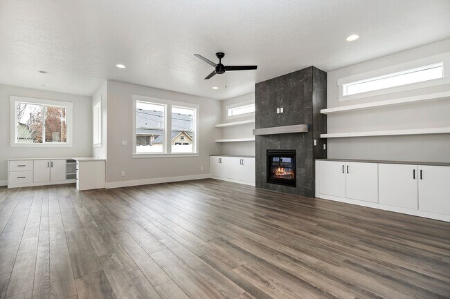 Foto del edificio - Luxury 5 Bed, 3 Bath home with over 3,000 sq. ft.