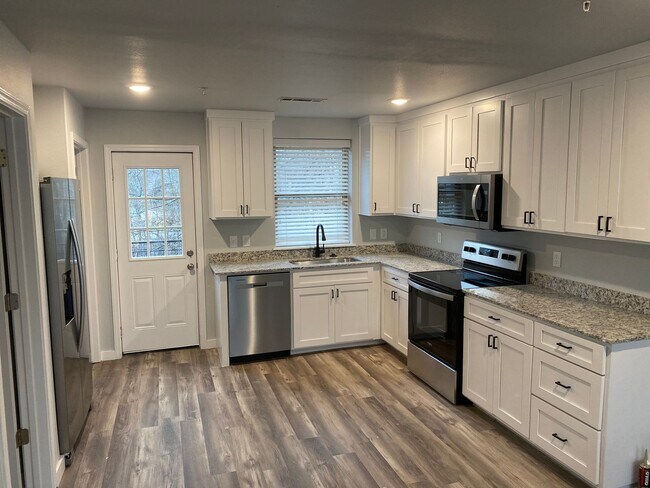 Foto del edificio - School Year Lease! 3 Bedrooms, 2.5 Bathrooms Townhouse near University of Arkansas - 1x Car Garag...