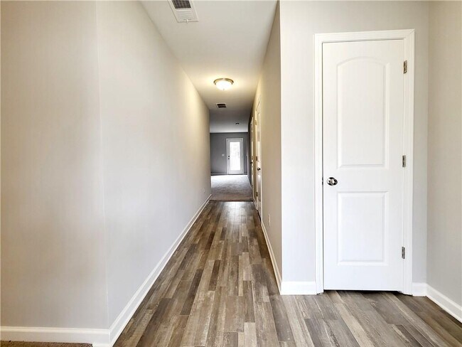 Building Photo - 2555 Piering Dr