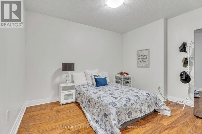 Photo du bâtiment - 240-240 Villagewalk Blvd