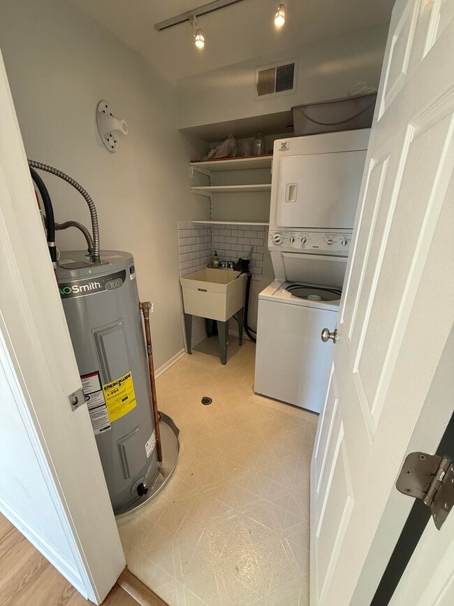 Building Photo - 353 Pinewood Cir