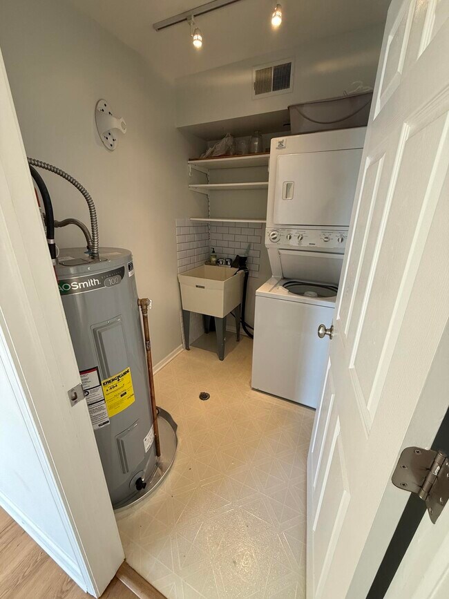 Foto del edificio - 353 Pinewood Cir