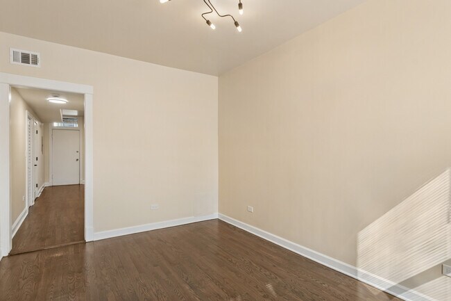 Foto del edificio - 2144 N Bell Ave