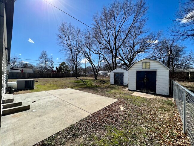 Building Photo - 521 N Woodrow Ave