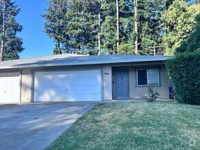Building Photo - 955-957 Woodshire Way