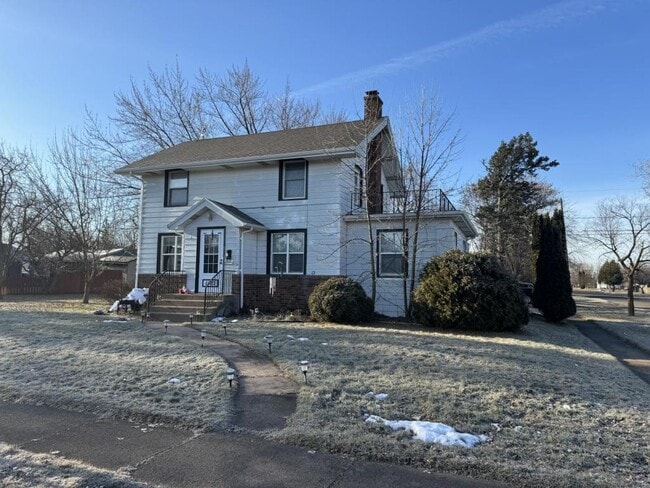 Building Photo - 1502 E 5th St