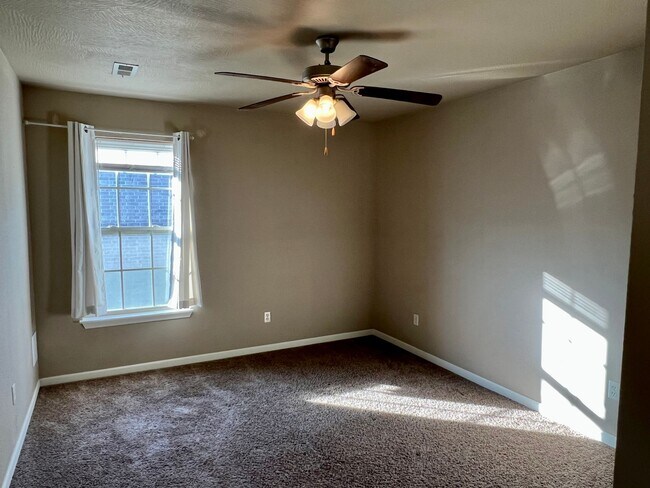 Foto del edificio - NEW LUXURY DUPLEX in the sought-after Deer Brook neighborhood is now available!