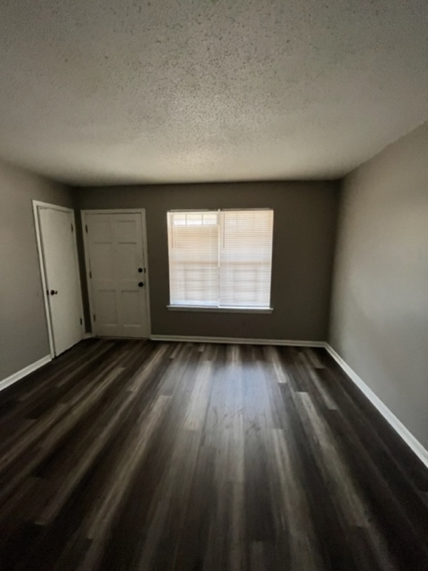 Building Photo - 3400 Redcliff Dr