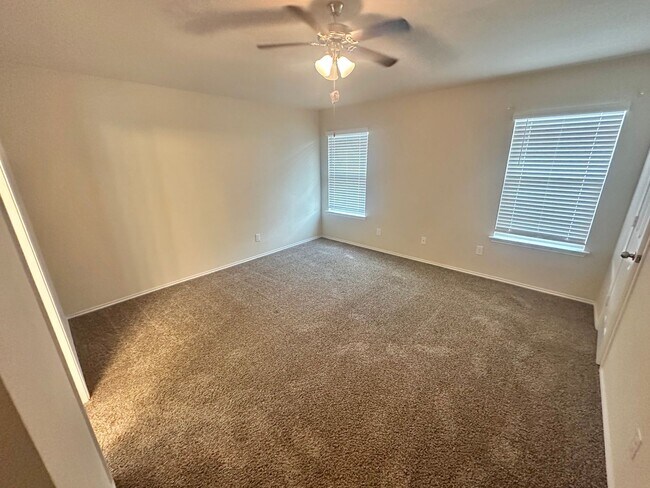 Foto del edificio - AVAILABLE NOW ! 1 WEEK FREE MOVE IN SPECIAL