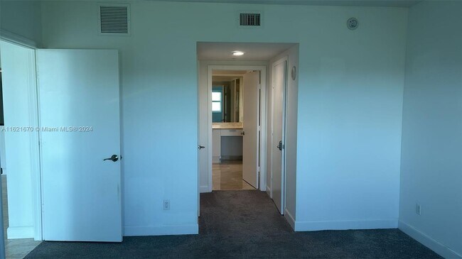 Building Photo - 14951 Royal Oaks Ln