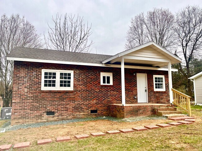 Foto del edificio - Three bedroom, one bath house in Hillsborough