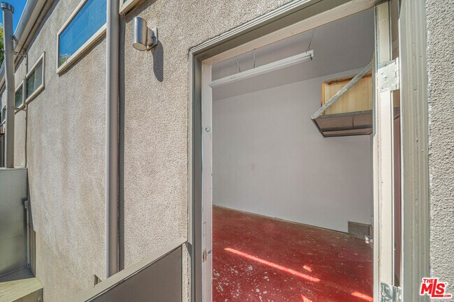 Building Photo - 726 W 37th St